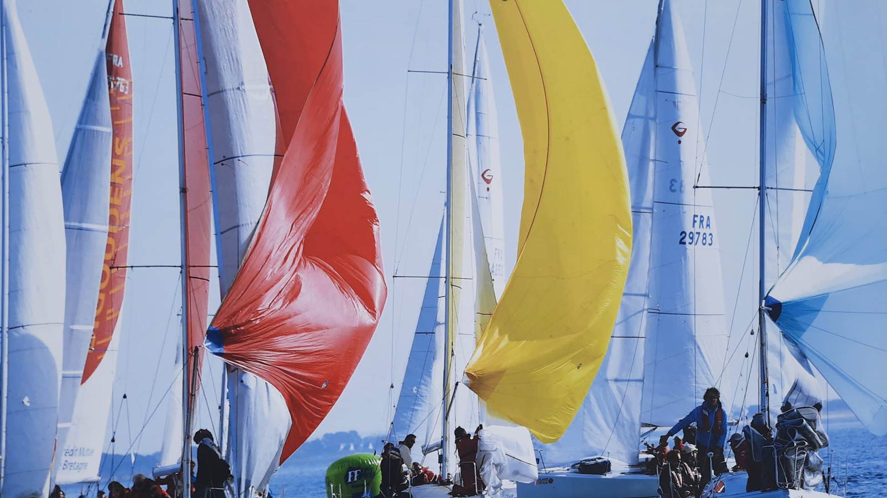 Les jolies couleurs des voiles des bateaux dans les eaux bretonnes à la Trinité-ur-Mer ©