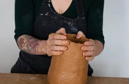 Ateliers poterie modelage à l'argile et jeu de la barbotine